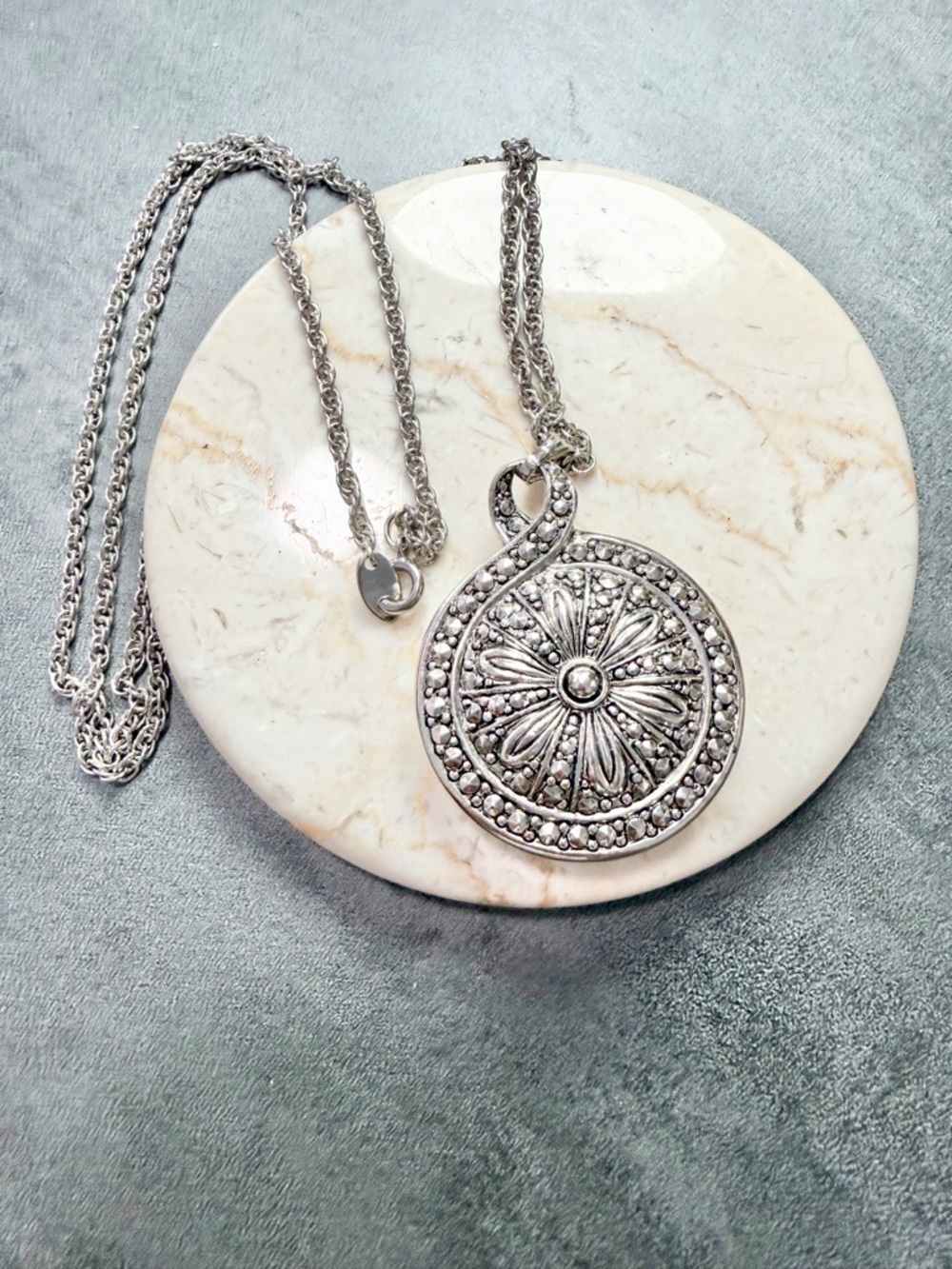 Vintage 1993 Avon Heirloom Riches Necklace Double Sides Pendant Marcasite Pearl - Picture 3 of 6